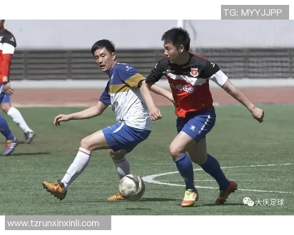 足球明星抵达城市瞬间下飞机视频引发球迷热议和欢呼声